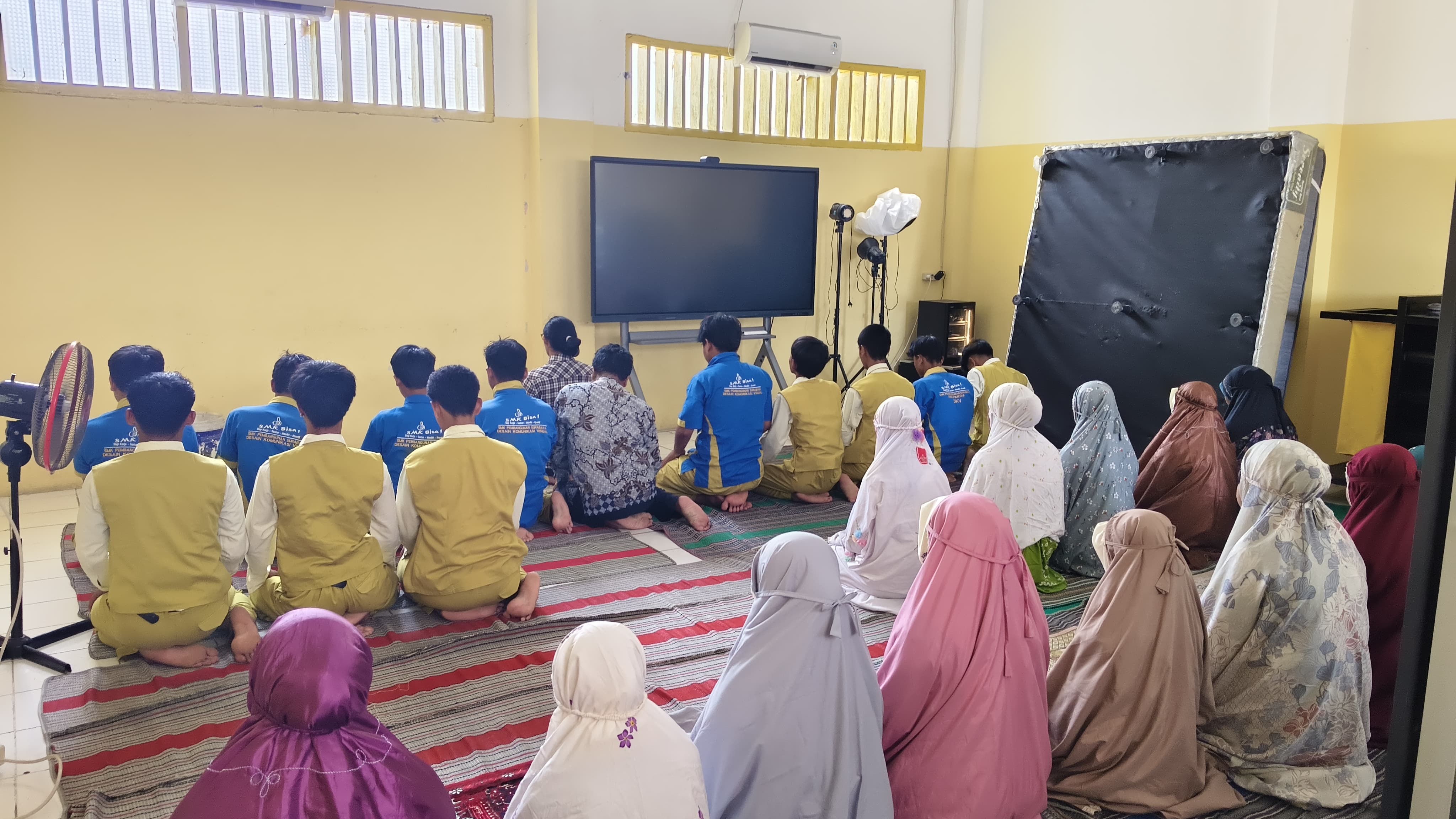Suasana Sholat Zhuhur Istigosah rutin SMKS Pembangunan Surabaya bulan Oktober 2026